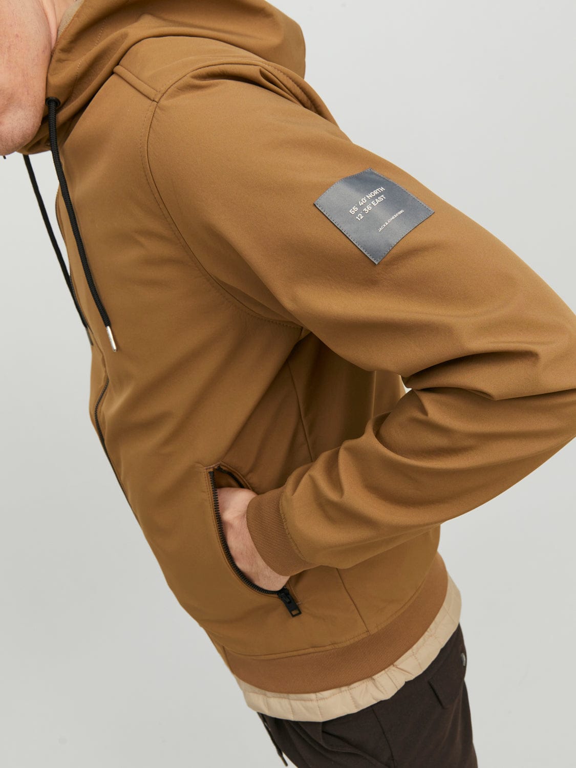 Chaqueta con capucha marrón - JJEBASIC